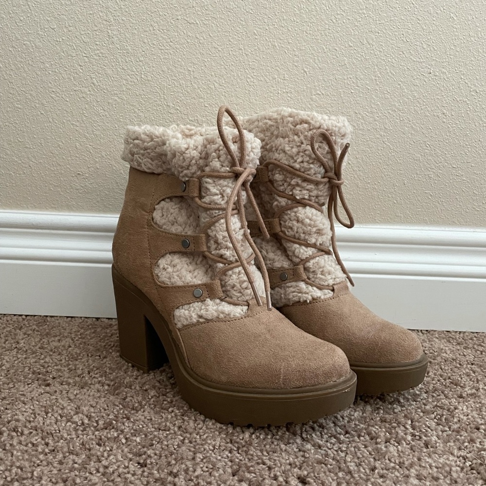 Like new booties! Worn twice indoors size 6.5M
